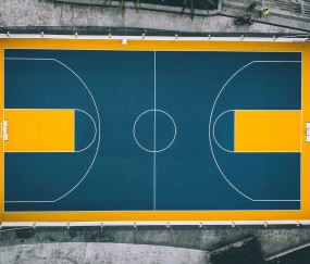 开云体育直播-赛道与球场的双重奏鸣，当F1年度争冠之夜遇见浓眉生涯之夜