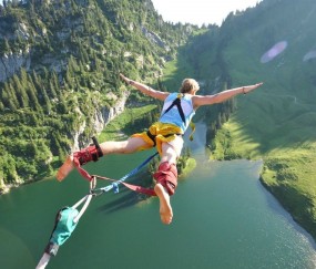 开云下载-弗拉霍维奇爆发破僵局，莱比锡红牛强行终结埃及法老萨拉赫的欧冠之路