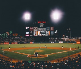 开云体育中国-引擎轰鸣，拉亚点燃F1新赛季揭幕战之夜