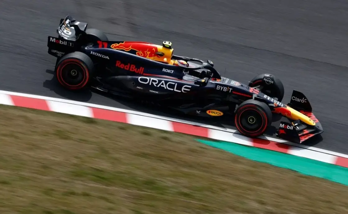 梅赛德斯碾压红牛车队，拉塞尔统治全场