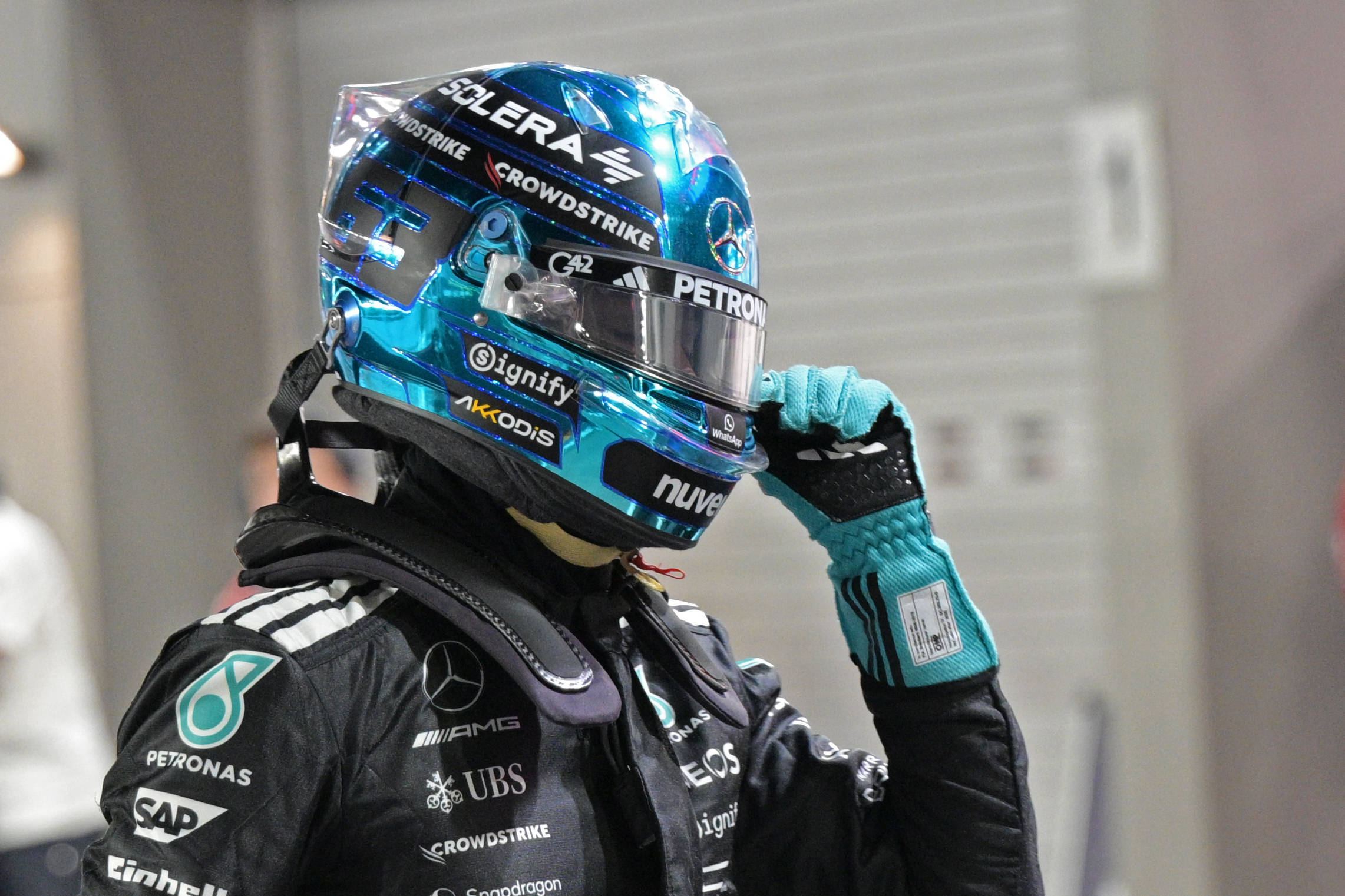 梅赛德斯碾压红牛车队，拉塞尔统治全场