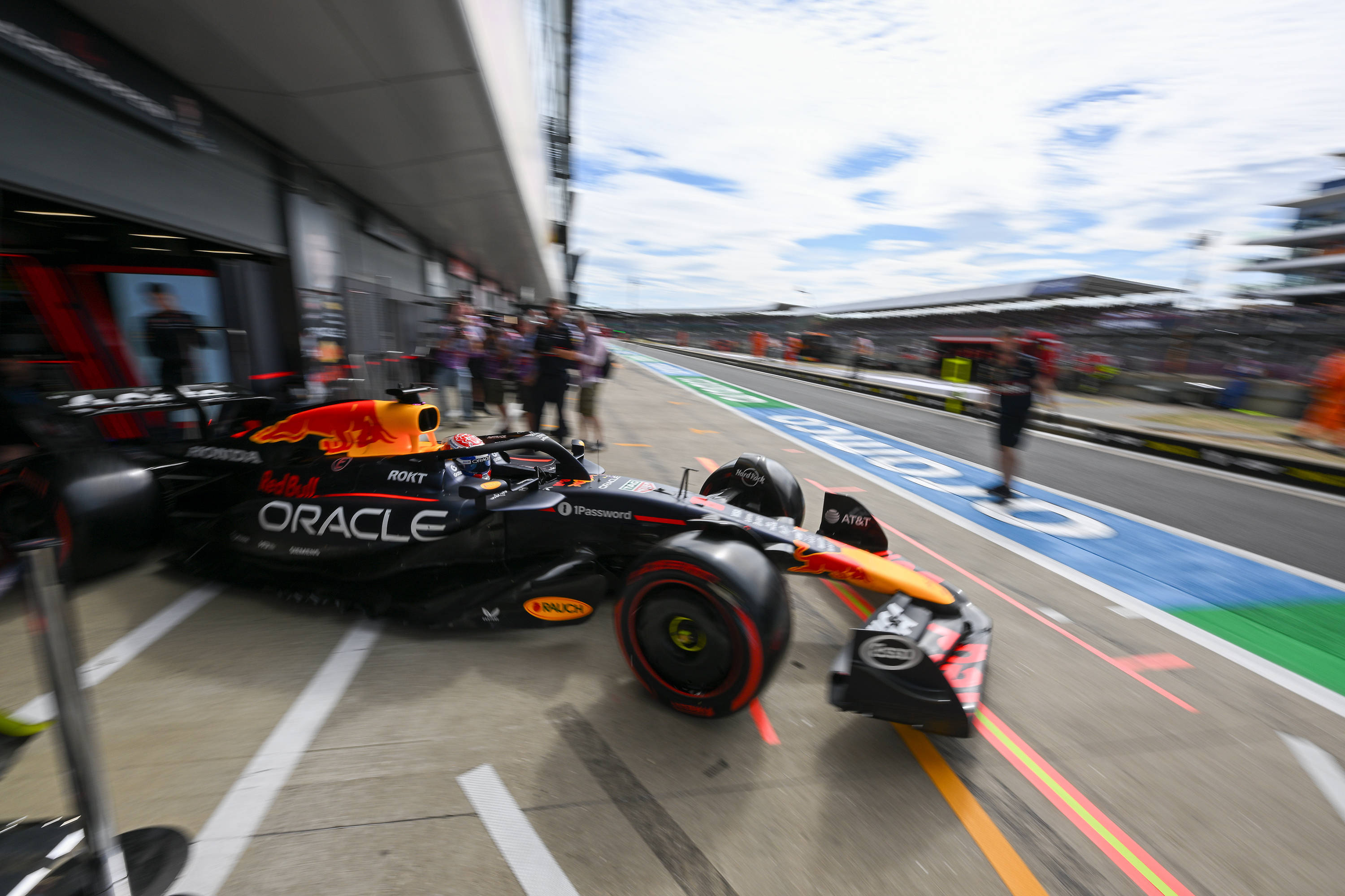 迈凯伦鏖战哈斯车队，诺里斯高光表现