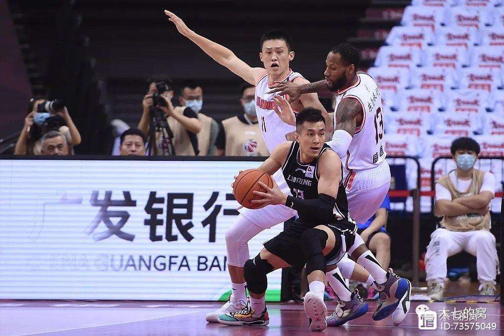 爵士绝杀马刺，易建联点燃赛场