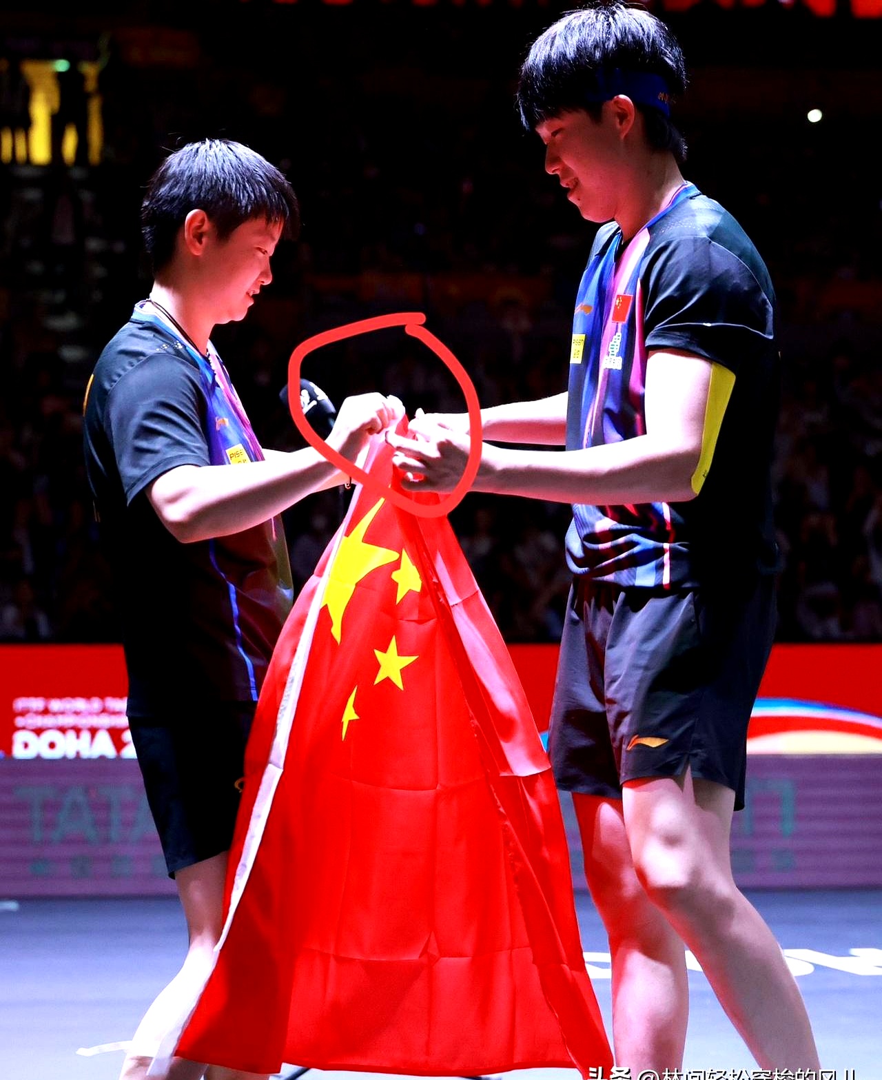 中国乒乓球队绝地反击日本乒乓球队，马龙送出助攻