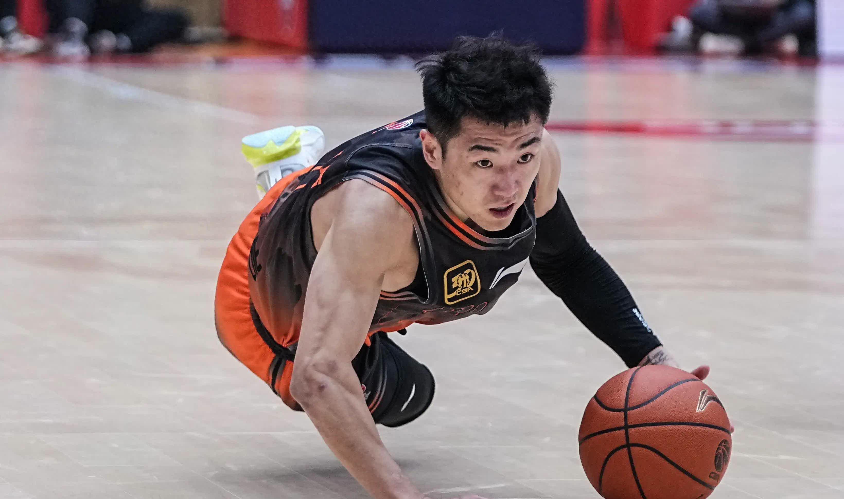 上海队鏖战篮网，高诗岩惊艳四座