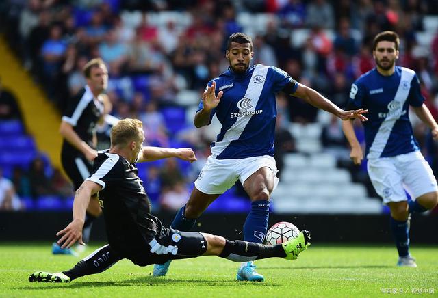 哈德斯菲尔德招架不住伯恩茅斯的攻击！