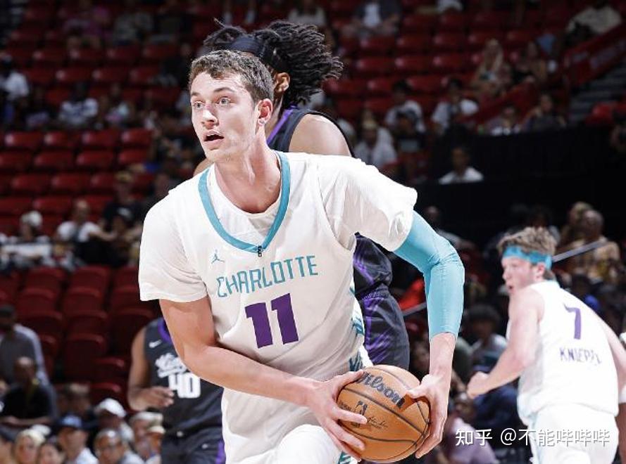 黄蜂球员全力为球队拼搏，迎国王取胜