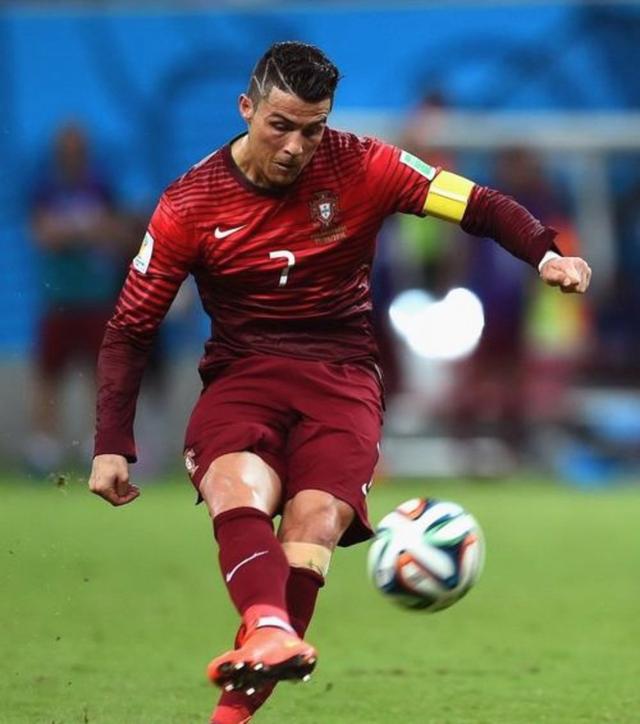 世界级足球明星在比赛中展现实力