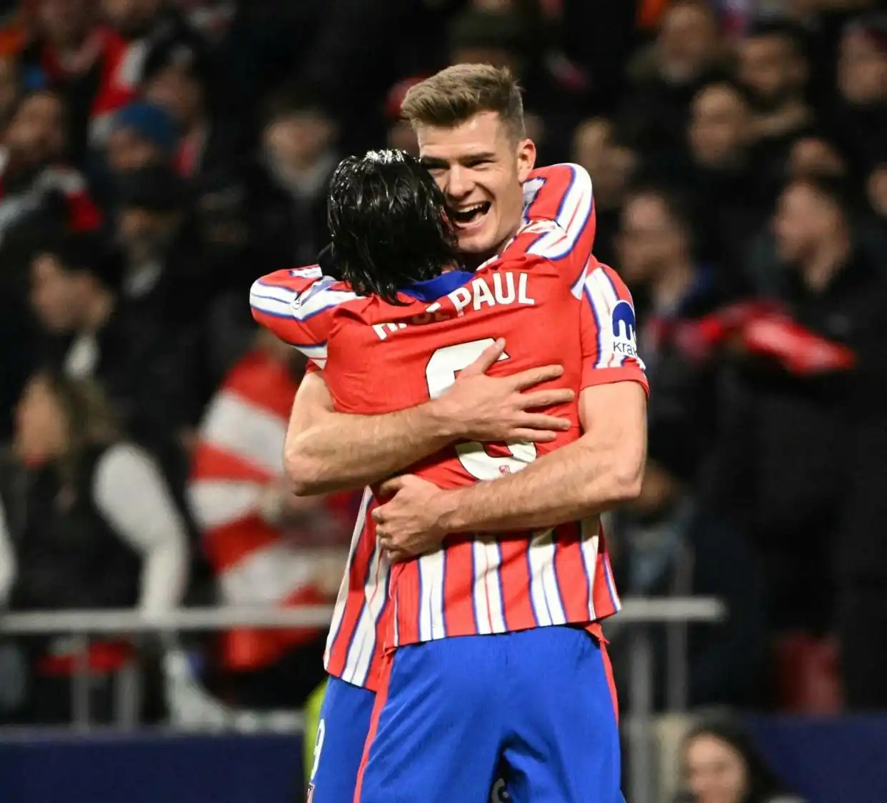 曼联完胜那不勒斯,莱万刷新纪录 曼联完胜那不勒斯,莱万刷新纪录